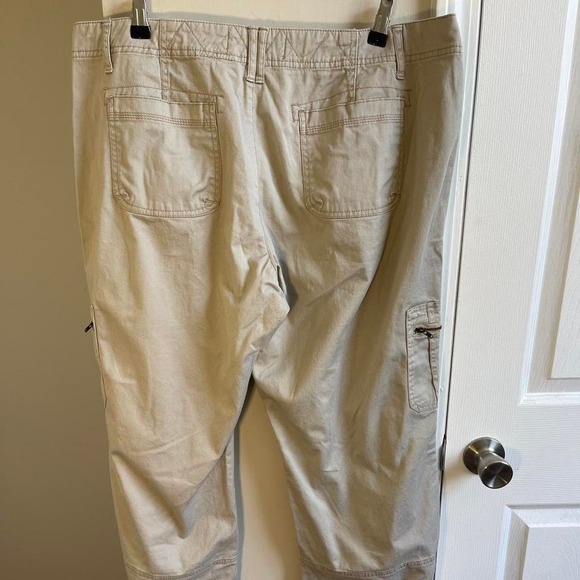 Cream cargo pants with elastic waistband and multiple pockets size 18 - Picture 3 of 6